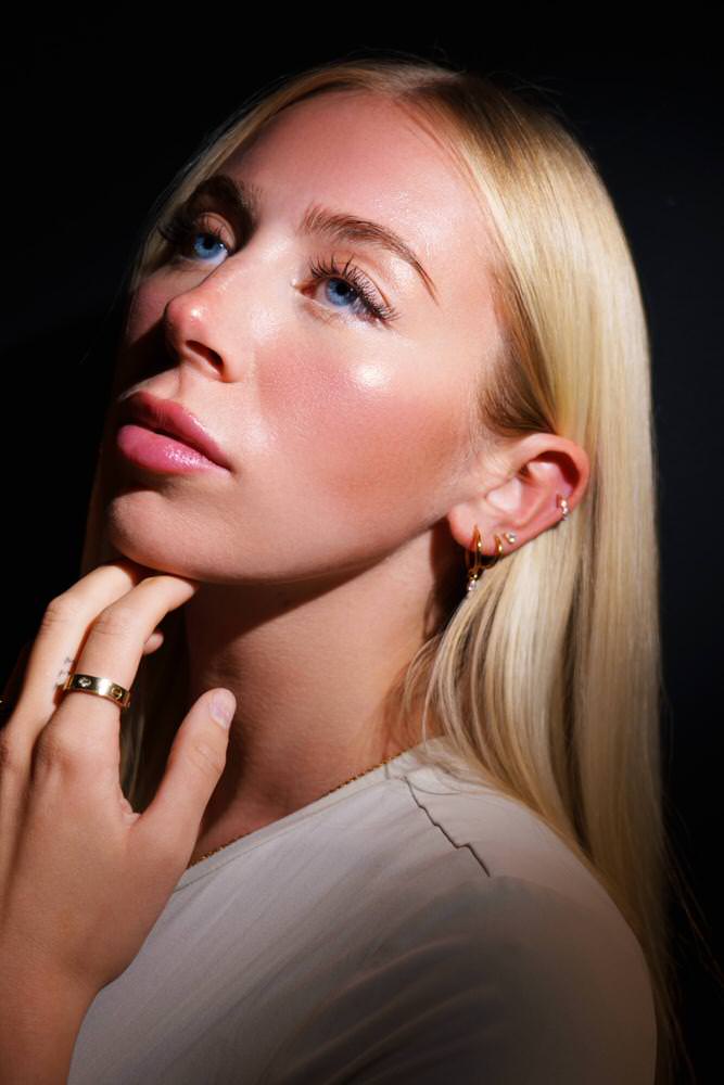 Piercer zeigt Schmuckbox bei Kundin – TWINS-ATELIER Hamburg