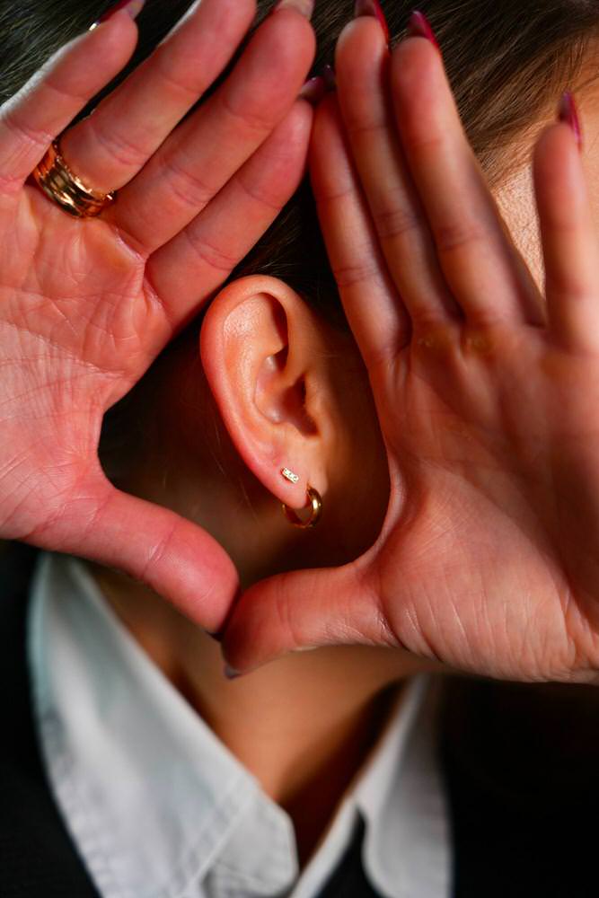 Piercing-Session mit glücklicher Kundin – TWINS-ATELIER HafenCity