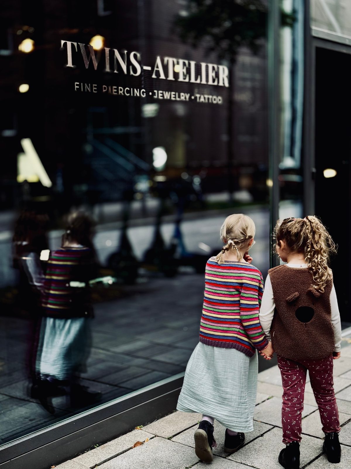 Zwei Mädchen gehen Hand in Hand zum TWINS-ATELIER in Hamburg
